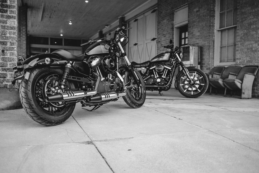 ������� DARK CUSTOM ��������� ����������� IRON 883 � FORTY-EIGHT 2016 ���������� ����